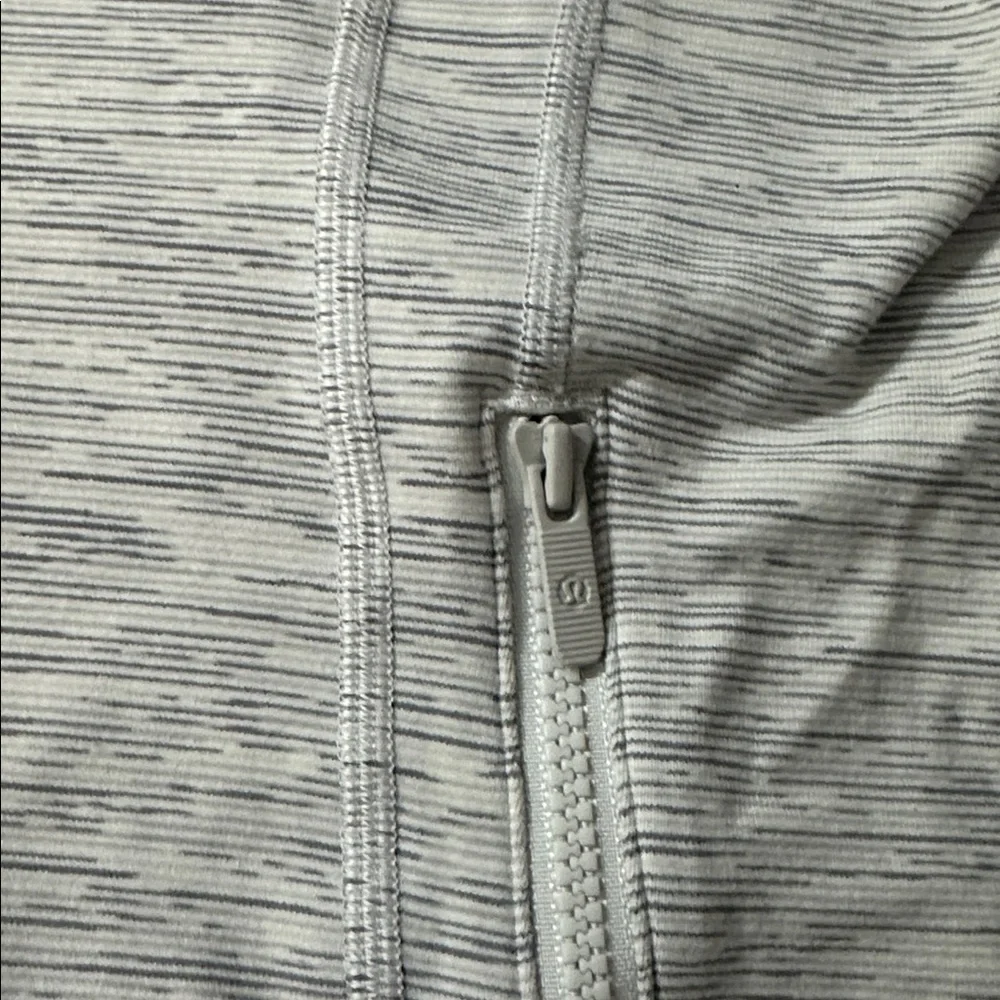 Lululemon jacket size 10 - Picture 2 of 9